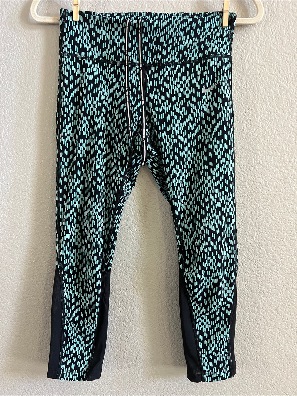 Nike Black and Mint Performance Cropped Leggings Size S